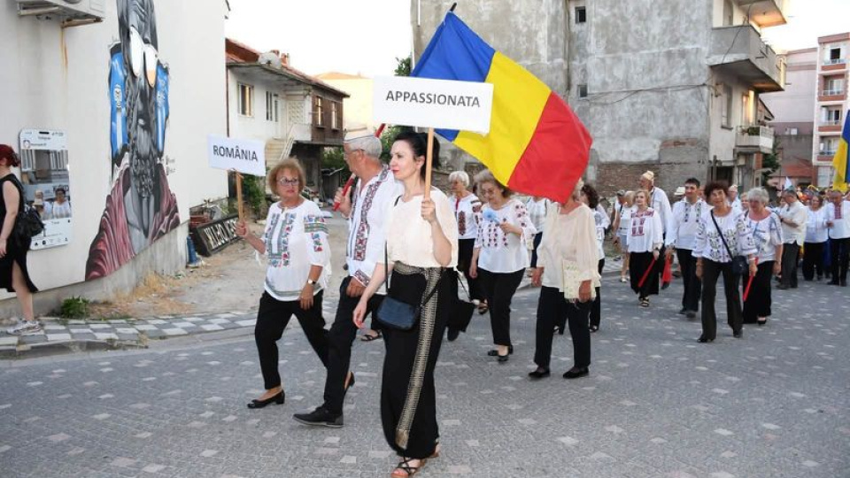 Ayvacık'ın ilk "Uluslararası Zeytin Dalları Müzik ve Dans Festivali"nde renkli görüntüler