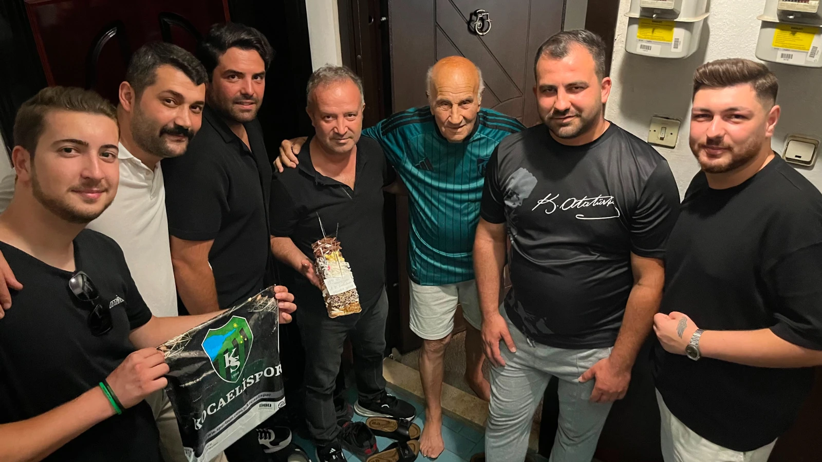 Kocaelispor'un yaşayan efsanesi Sümer Yüzer'in 93. yaş günü kutlandı