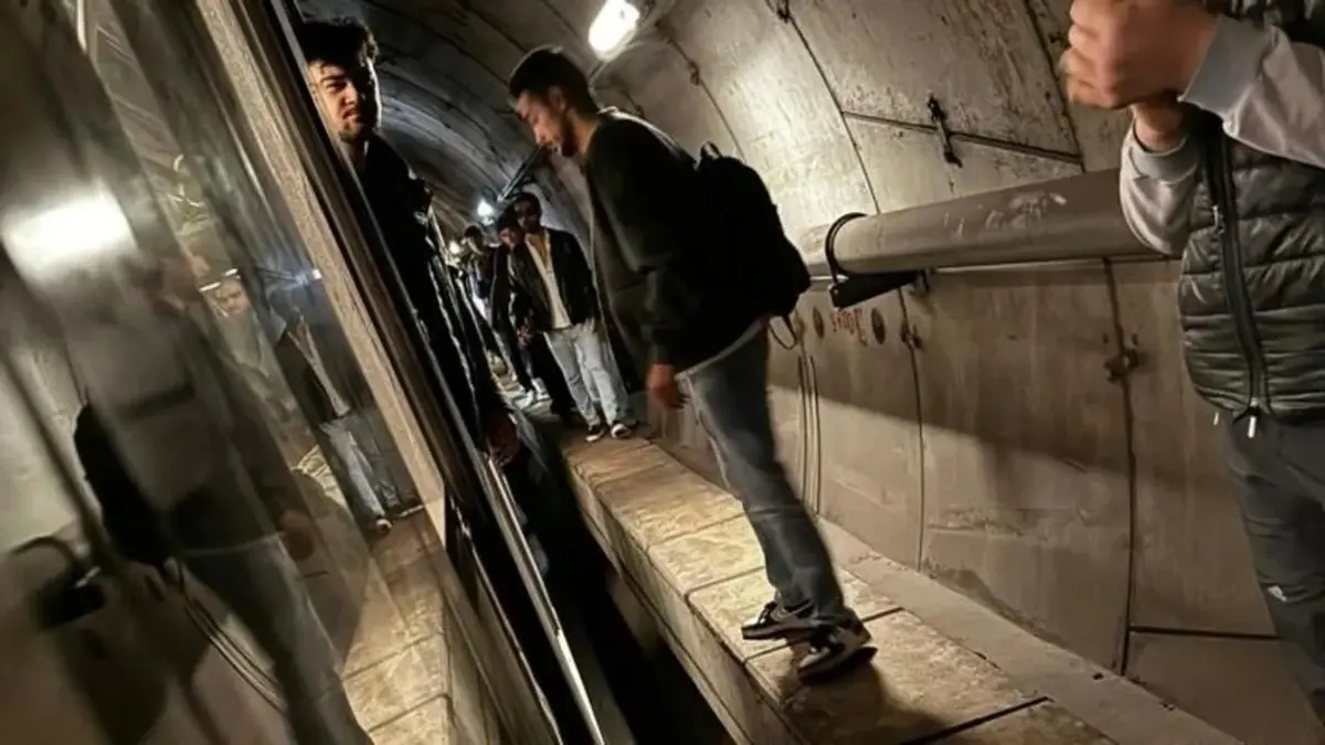 İBB'nin metro çilesi bitmiyor: Yolcular tünelde yürüdü