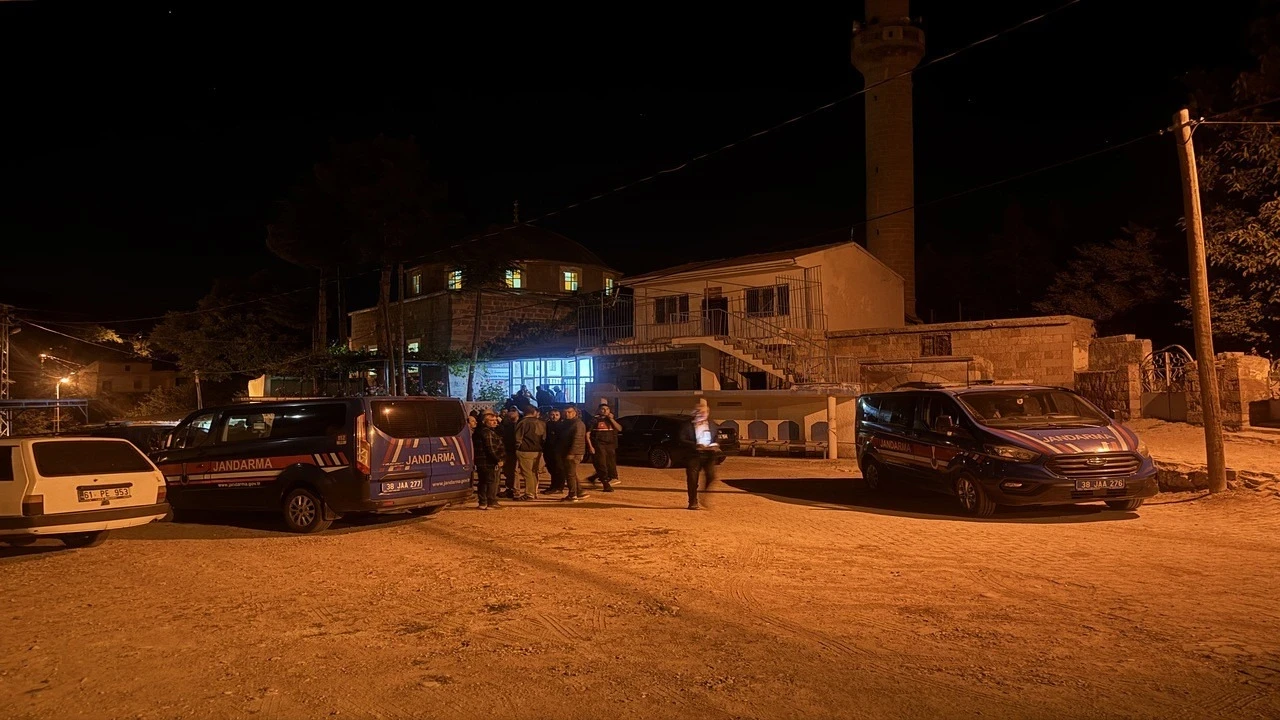 Kayseri'de cami avlusunda kanlı dehşeti yaşattı: Psikolojik rahatsızlığı varmış!