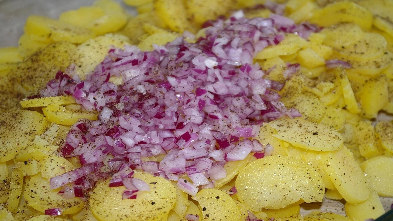İran usulü patates salatası - Baharatlı sosuyla klasik tarifleri geride bırakıyor