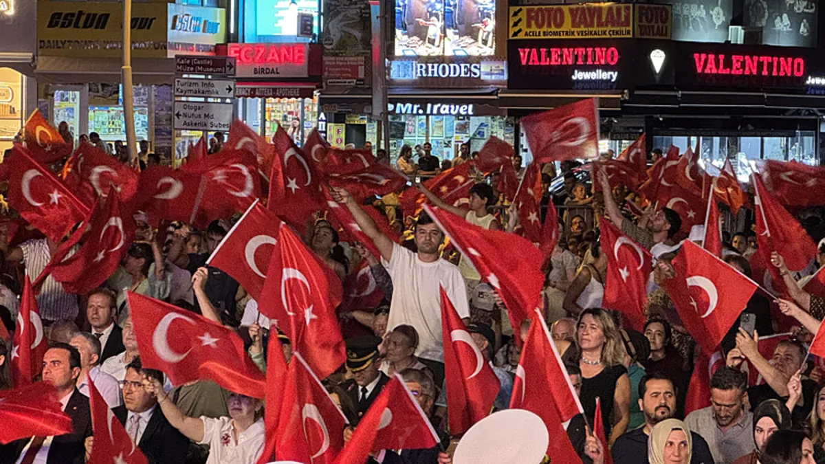 Milletin zaferinin 10. yılı: Türkiye demokrasi için meydanlarda!