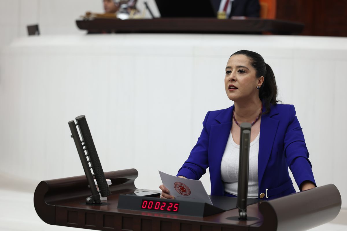 Emep'li karaca, bakan ışıkhan'a nepal'den türkiye'ye getirilen işçilerin çalışma koşullarını sordu