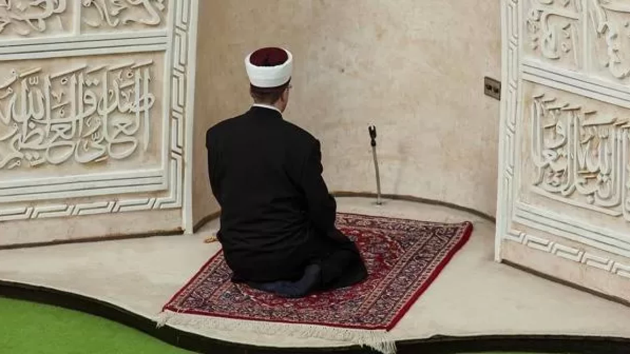 İngiltere'de imamın evine molotoflu saldırı! Yüzlerini kapatıp evi ateşe verdiler