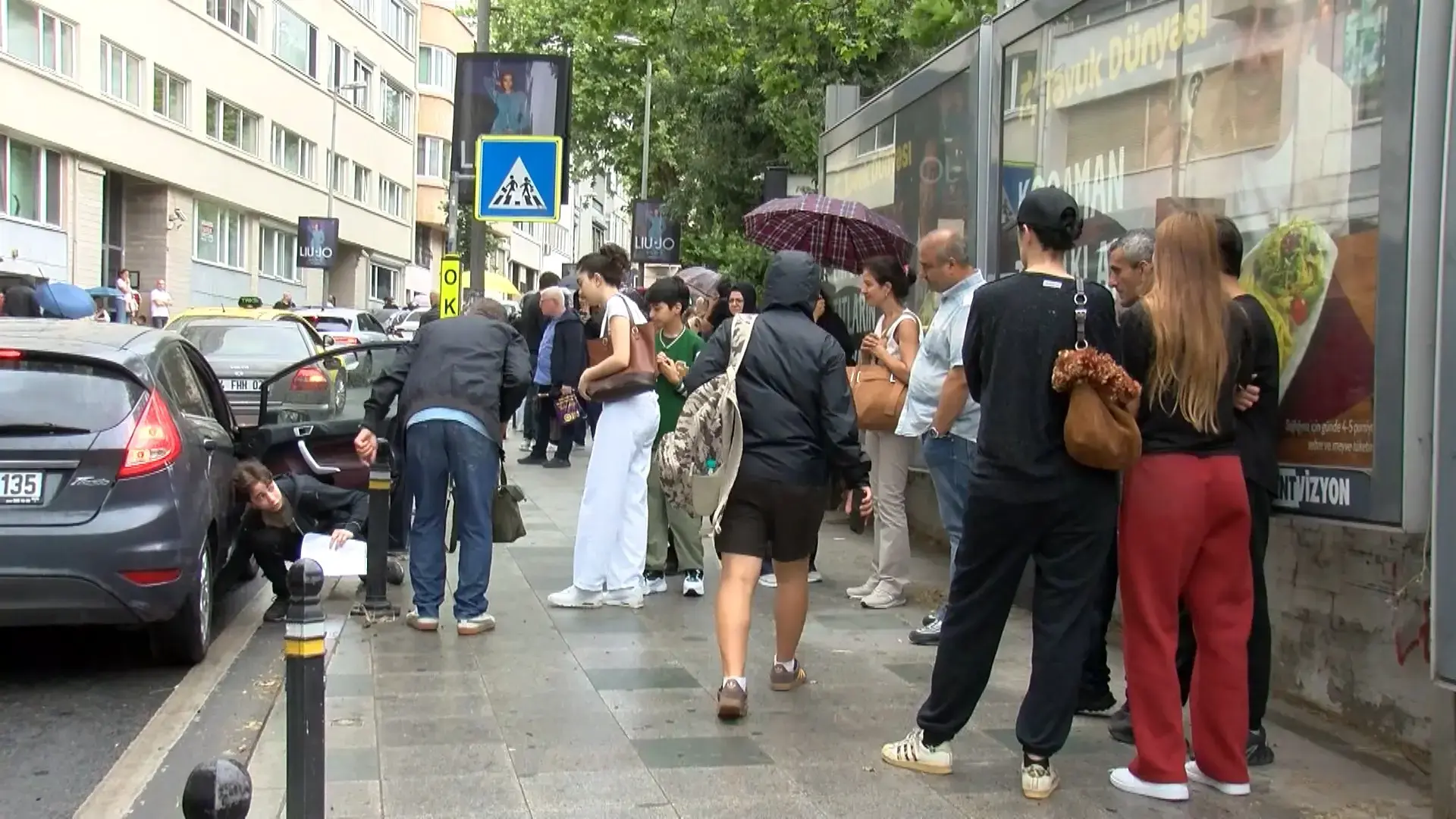 Şişli'de LGS için yanlış okula gelen kız öğrenciye veliler yardım etti