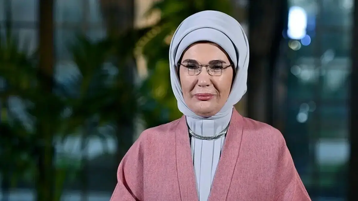 Emine Erdoğan'dan Bakan Kurum'a tebrik