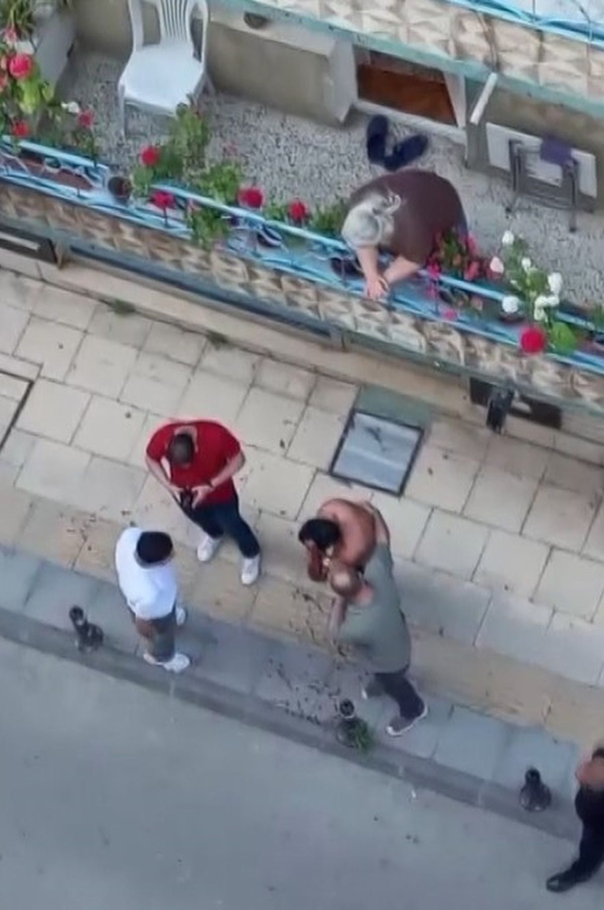 Husumetlilerine benzettiği 2 kişiyi bıçakladı; yoldan geçenler müdahale etti