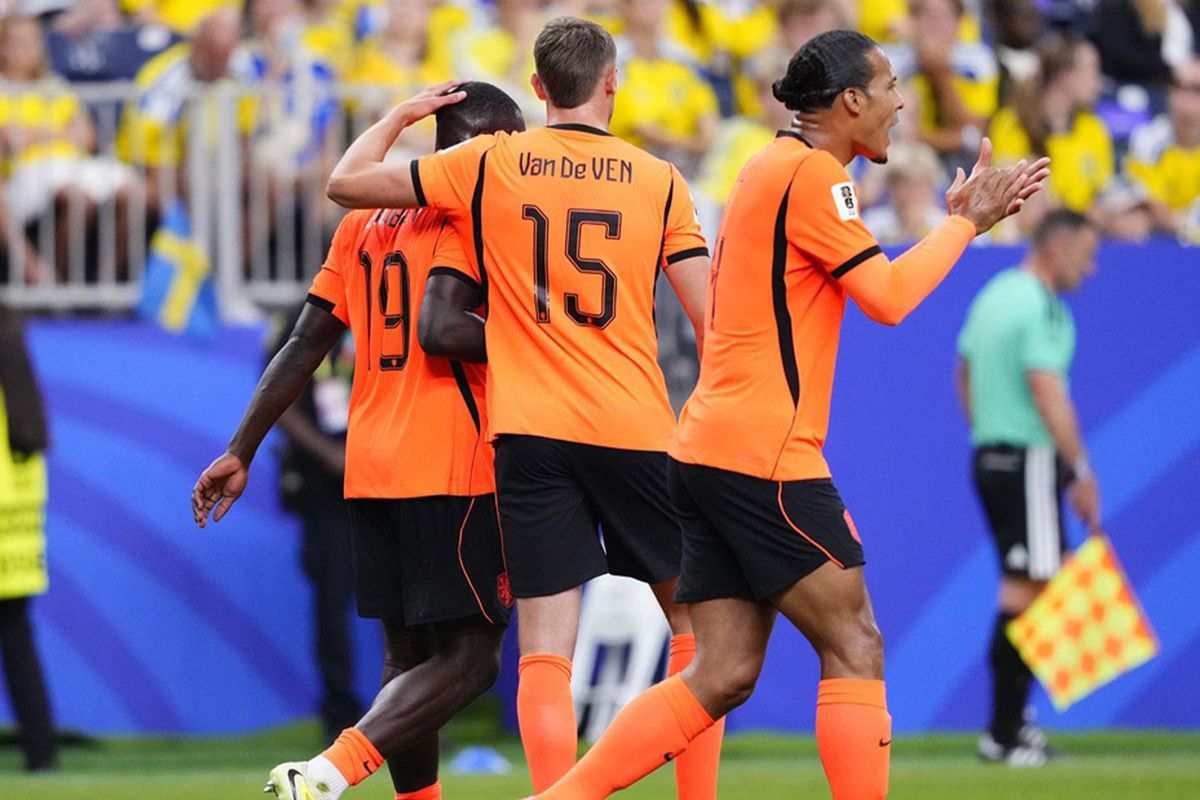 Hollanda, İsveç'i ezip geçti