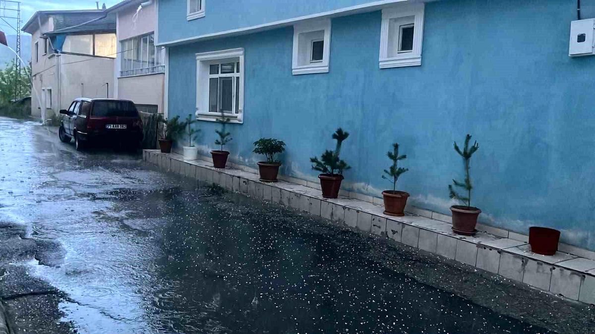 Bayburt'ta kısa süreli dolu etkili oldu