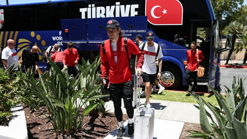 Milli takım kafilesine Los Angeles'ta sert protesto: Gel bizi tehdit et!