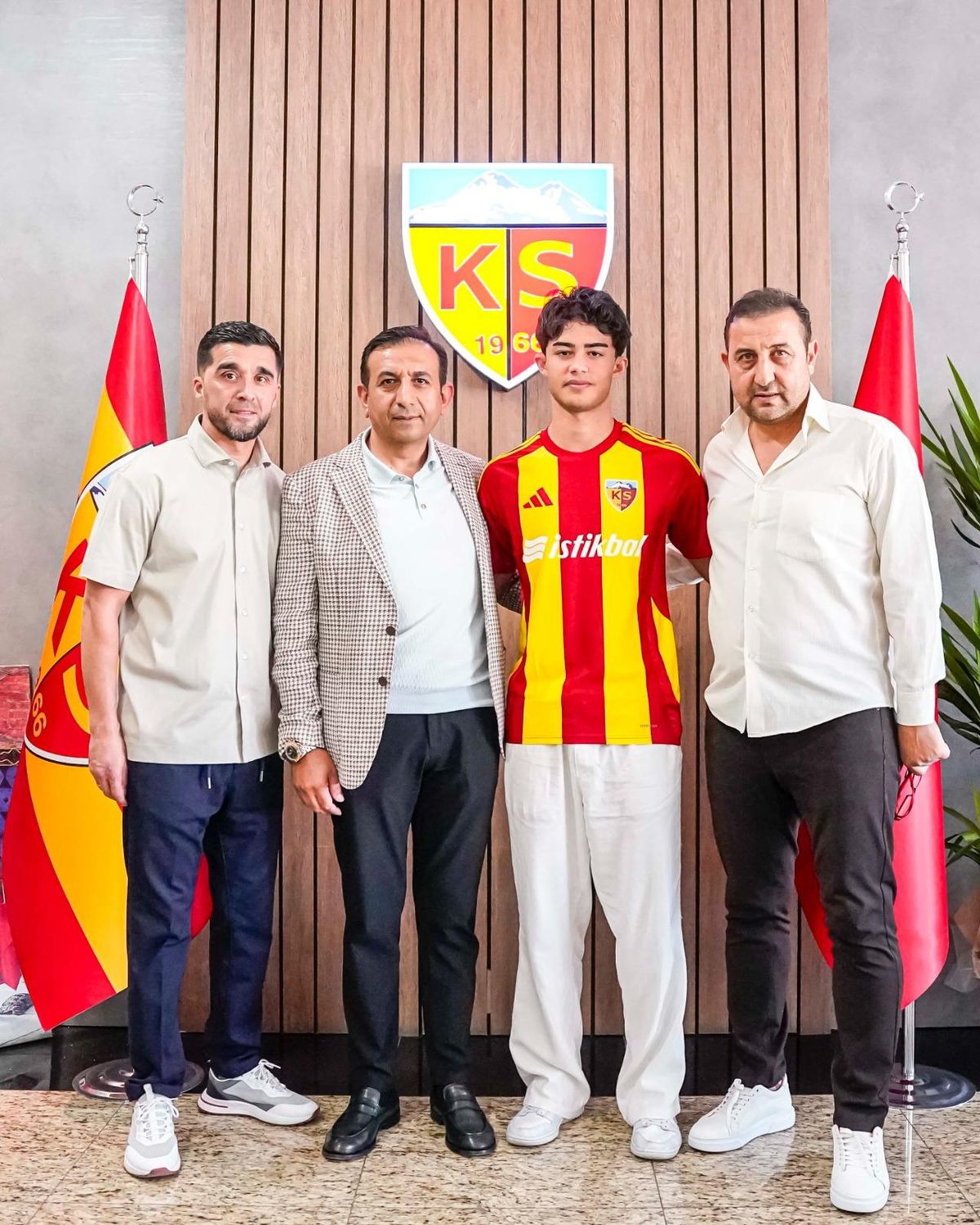 Kayserispor'da Kayra Cihan ile 3 yıllık yeni sözleşme uzattı