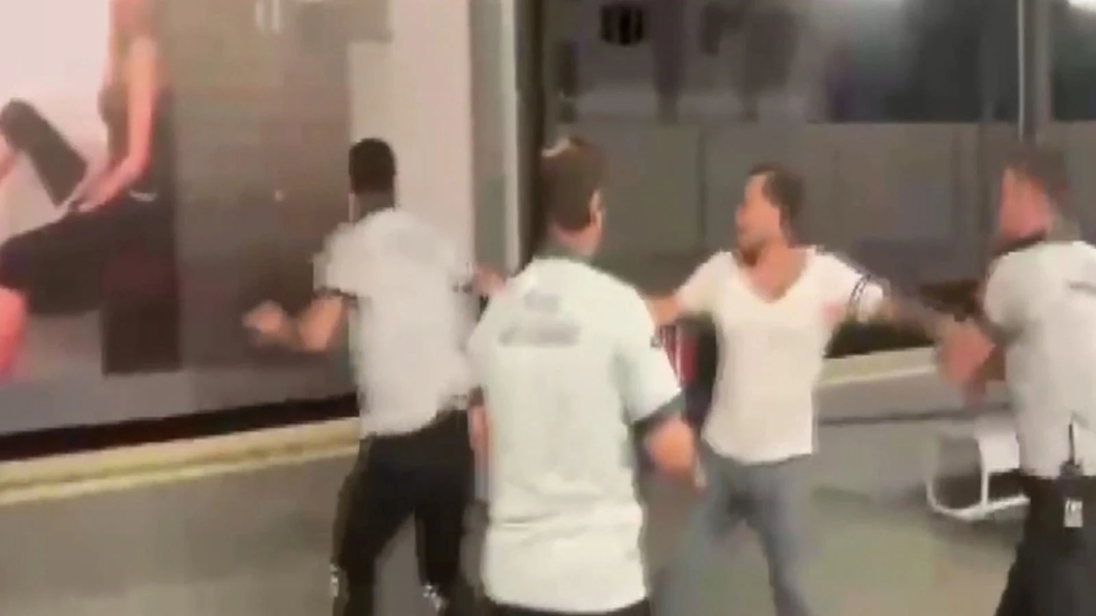 Pendik'te Marmaray'da yumruklu kavga