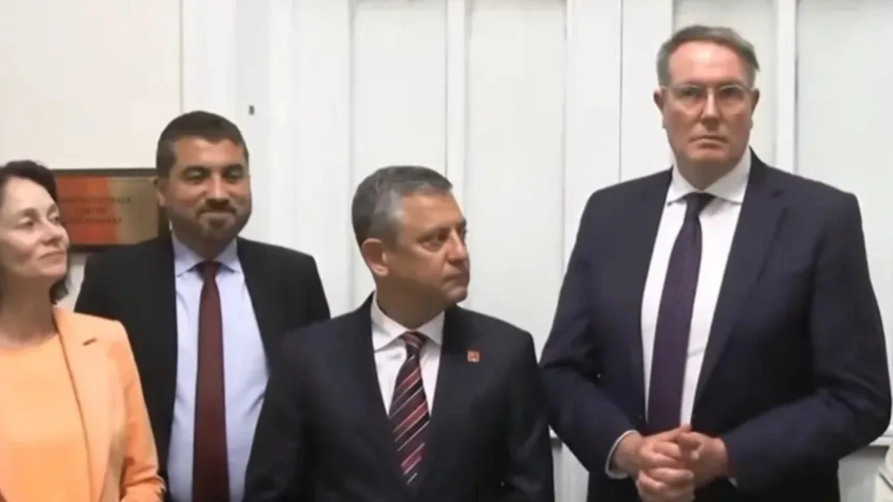 Meclis'te şok anlar! Kimse bunu beklemiyordu... Özgür Özel destek görüşmesinde neye uğradığını şaşırdı!