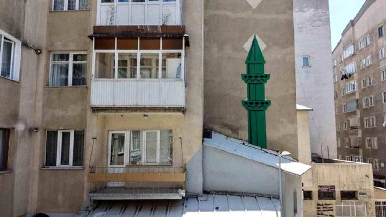 Uzaktan görenler minare zannediyor