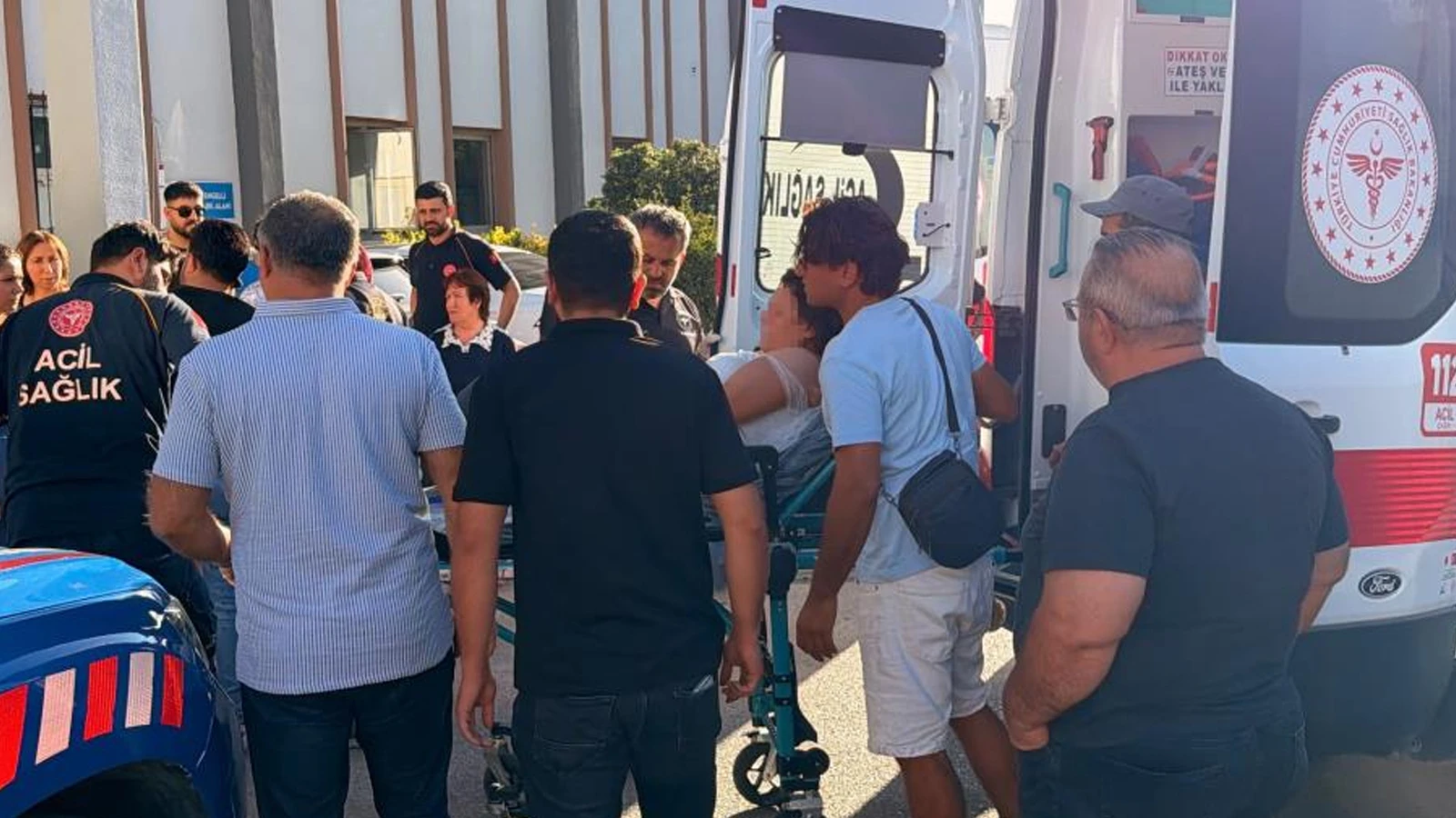 Tur minibüsü şarampole yuvarlandı: Çok sayıda yaralı var
