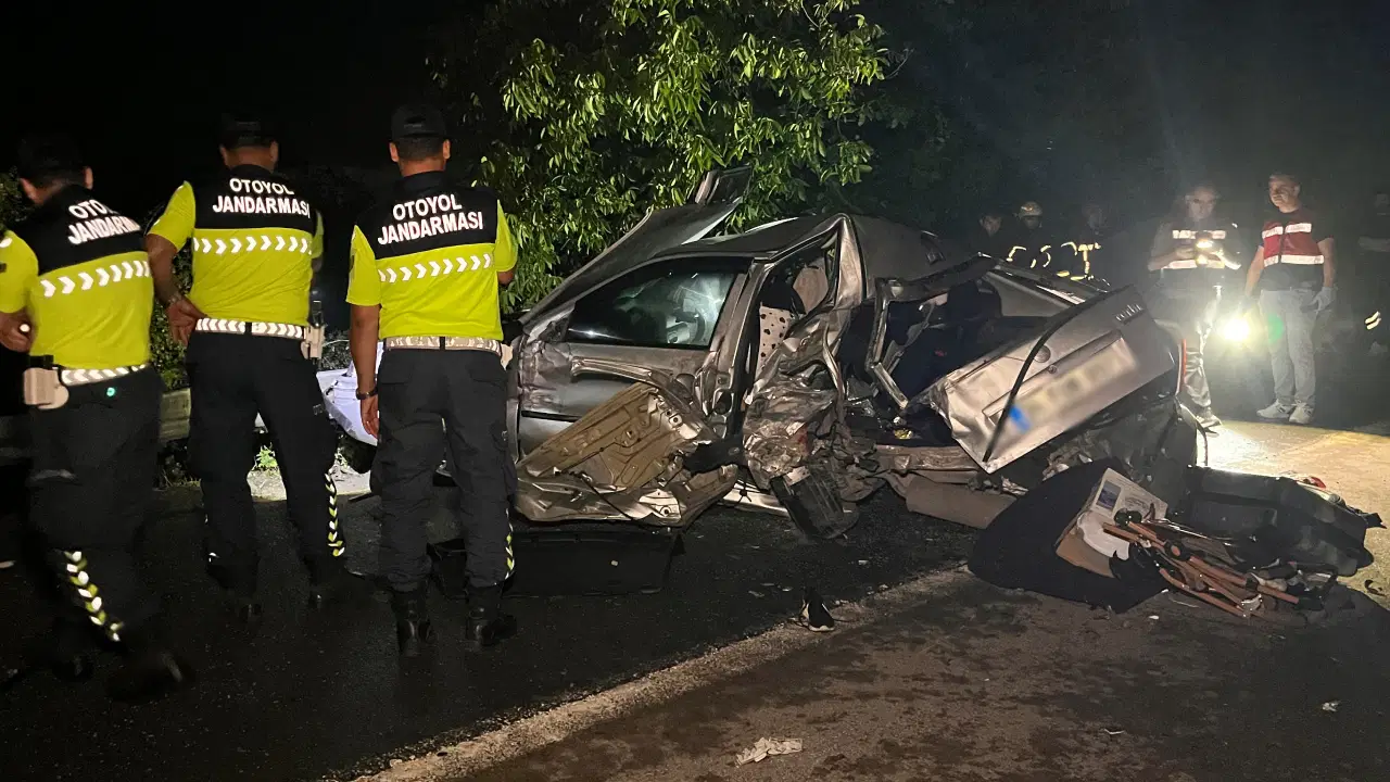 Arıza nedeniyle yol kenarında durdu, TIR çarptı: 7 yaşındaki çocuk hayatını kaybetti, yaralılar var!