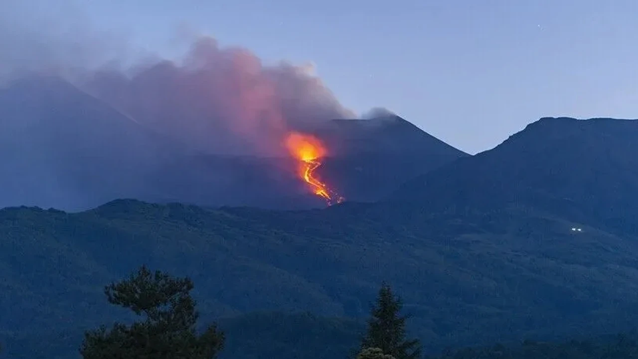 Etna Yanardağı yeniden kül ve lav püskürttü: Turuncu uyarı kodu yayımlandı