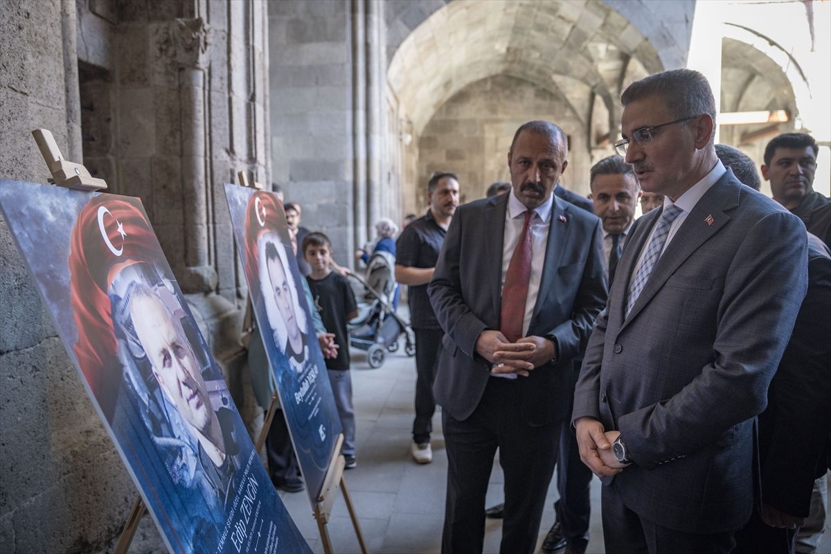 Erzurum'da 15 Temmuz fotoğraf sergisi tarihi Çifte Minareli Medrese'de açıldı
