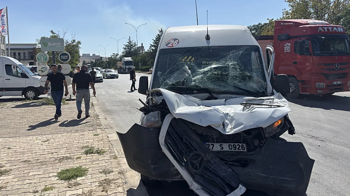 Gaziantep’te işçi servisi kamyona arkadan çarptı: 11 yaralı!