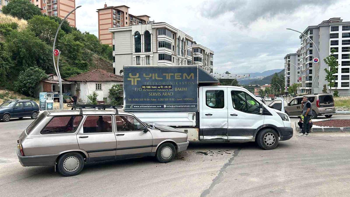 Karabük'te otomobil kamyonetle çarpıştı: 1 yaralı