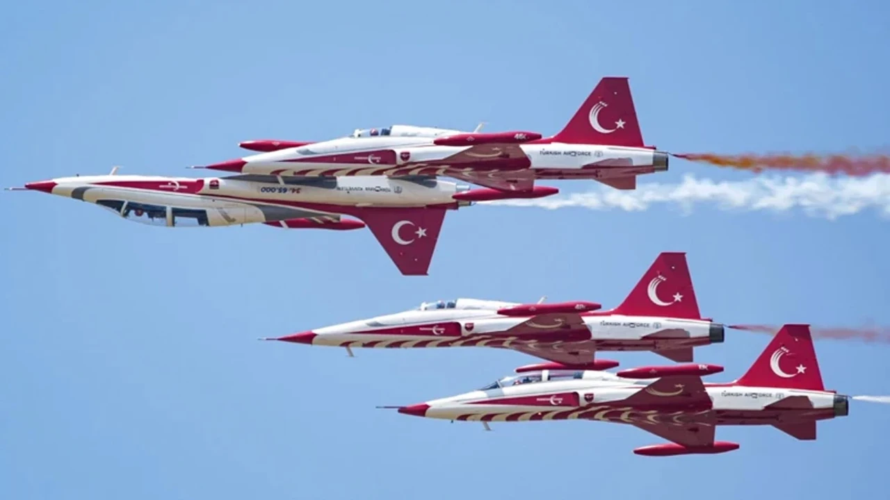 İzmir’de Havacılık Festivali sürüyor: SOLOTÜRK nefes kesti