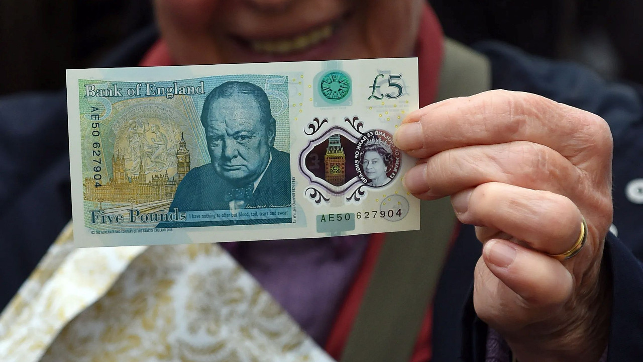 İngiltere'de banknot krizi: Winston Churchill portreleri paralardan kaldırılıyor