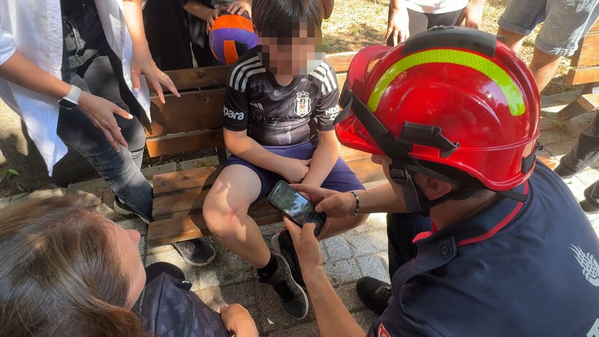 Avcılar'da parkta bacağı spor aletine sıkışan çocuğu itfaiye kurtardı