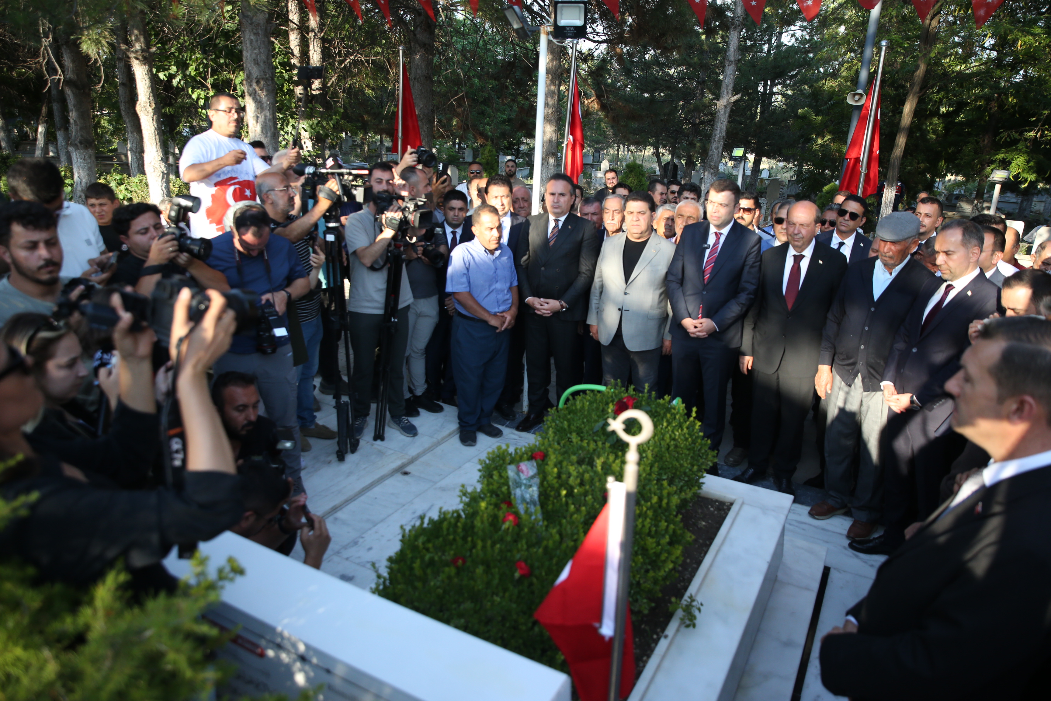 15 Temmuz kahramanı şehit Ömer Halisdemir'in kabrinde tören düzenlendi