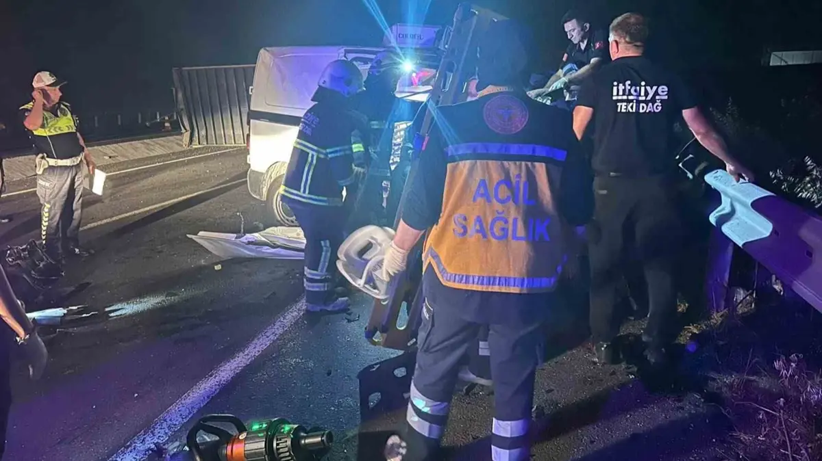 Tekirdağ'da feci kaza! Yola savrulan tırın dorsesi 3 can aldı