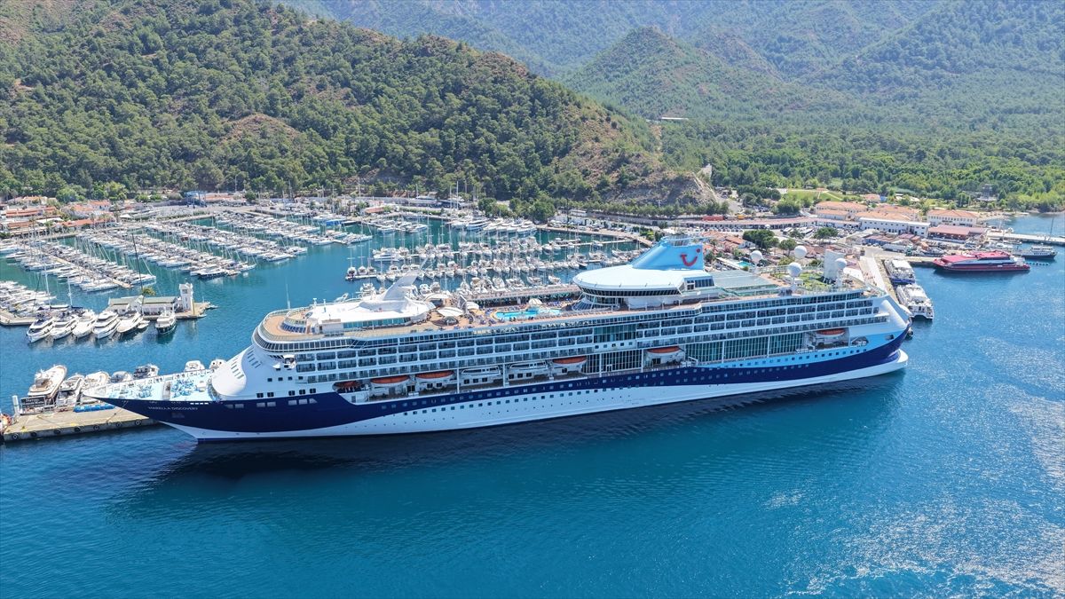 "Marella Discovery" kruvaziyeri Marmaris'e 1750 turistle geldi
