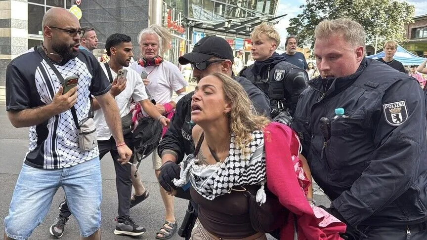 Berlin’de İsrail’e mühimmat üreten Rheinmetall’i protesto eyleminde çok sayıda kişi gözaltına alındı