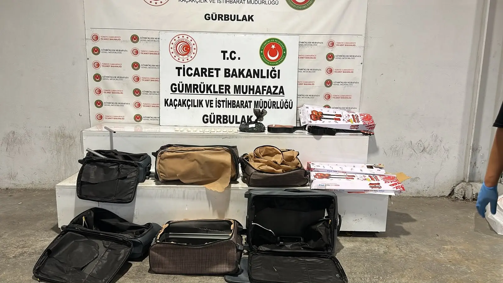 Zehir tacirlerine geçit yok! Kilolarca uyuşturucuyu oyuncak kutusuna gizlemişler