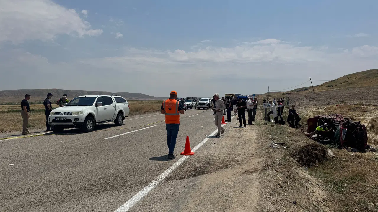 Çankırı'da hafif ticari araç ve otomobil çarpıştı: 3 ölü, çok sayıda yaralı