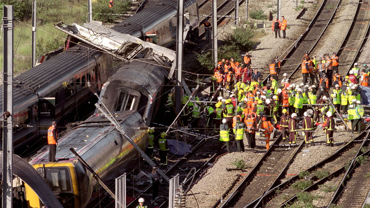 İki tren çarpıştı! Seferlerde aksamalar yaşandı