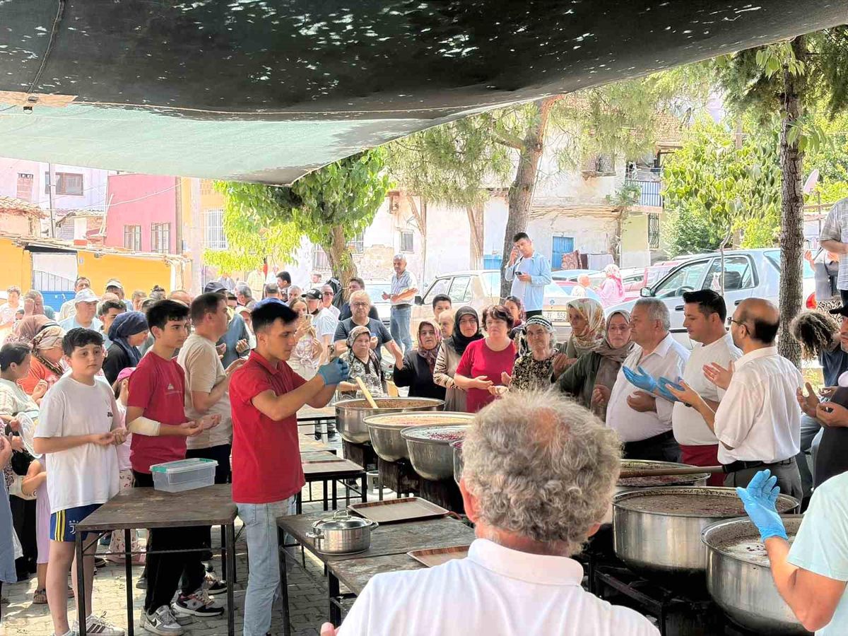 Güroluk Mahallesi'nde 34 yıllık aşure geleneği yaşatılıyor