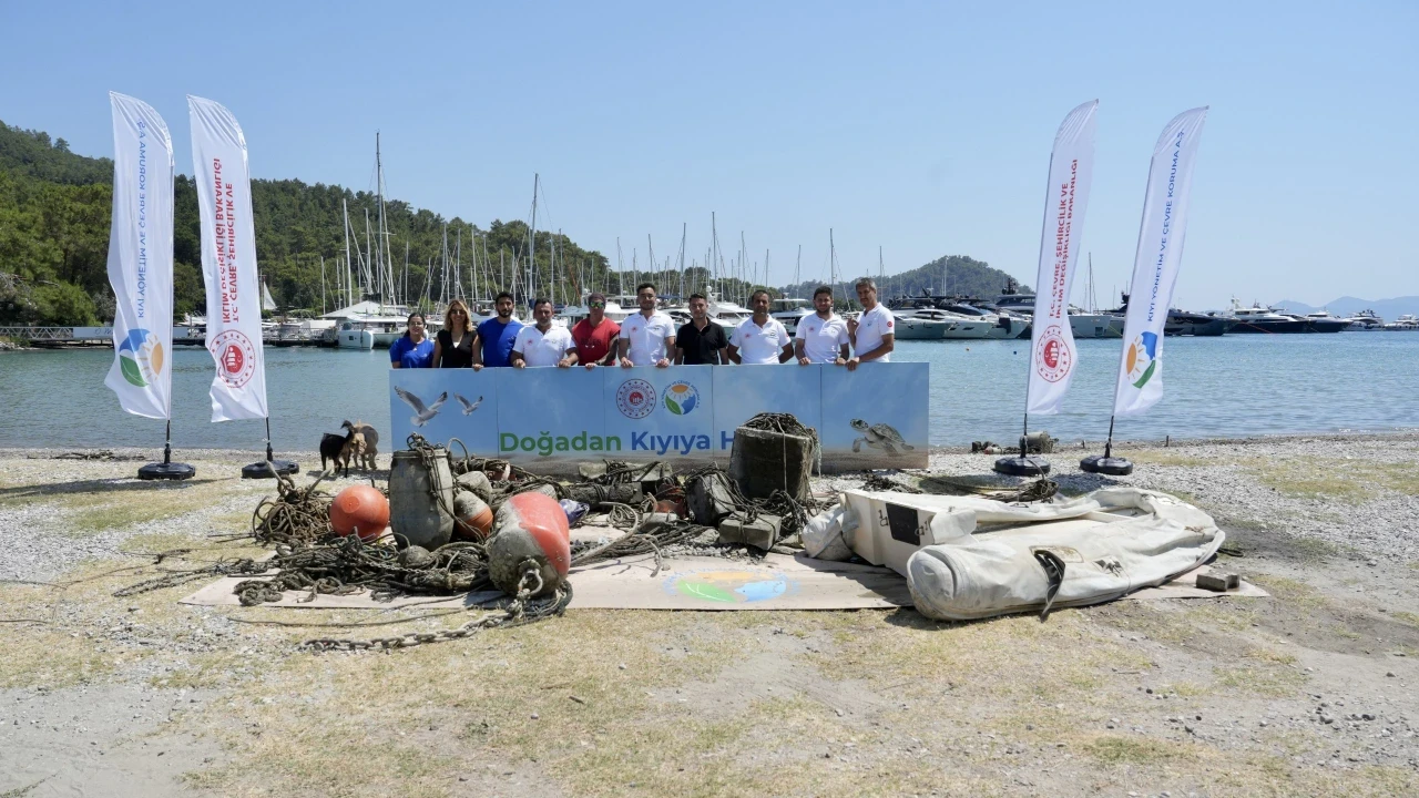 Fethiye'deki Göcek Halk Plajı'nda deniz dibi temizliği