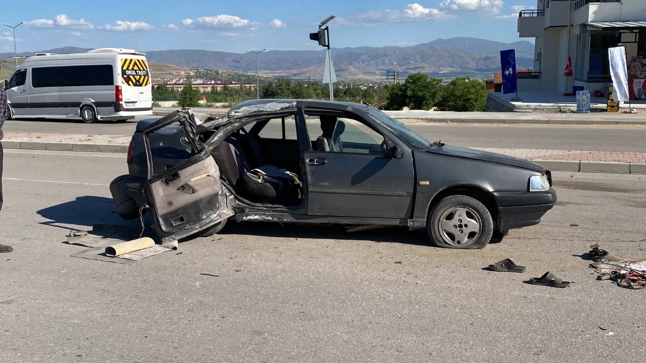 Elazığ'da otomobil direğe çarptı: 1'i ağır 3 yaralı