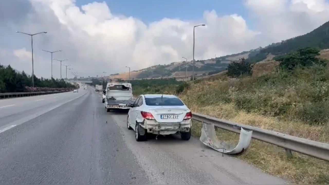 Osmaniye'de kontrolden çıkan otomobil bariyerlere çarptı