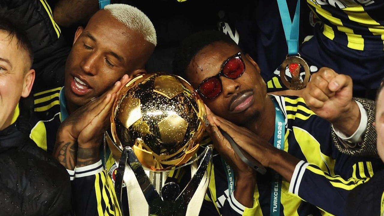Fenerbahçeli yıldız ayrılığı onayladı: Yönetimin kararı kaldı