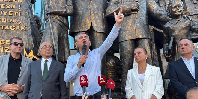 Özgür Özel'den 'dini değerleri aşağılayan' Deniz Göktaş'a destek