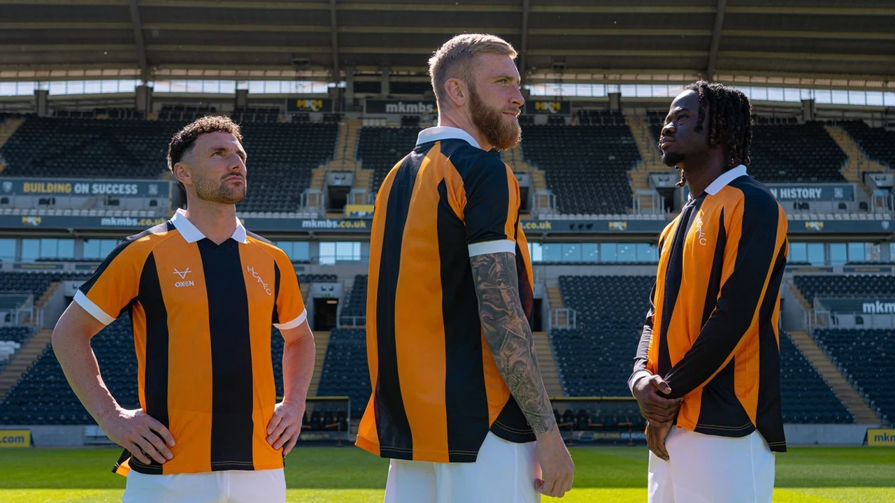 Hull City Premier Lig'de giyeceği iç saha formasını tanıttı: 47 yıl sonra bir ilk
