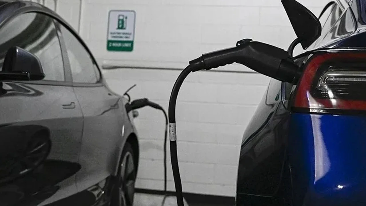 Almanya'da asırlık otomotiv devri kapanıyor: Elektrikli otomobiller o listede ilk kez zirveyi ele geçirdi