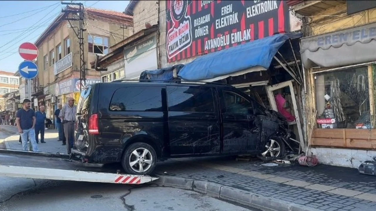 Çorum'da kontrolden çıkan minibüs çay ocağına daldı
