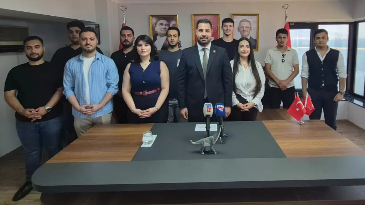 CHP’li gençlerden dinozorlu tepki: Butlancı zihniyetin iktidar sözcülüğü