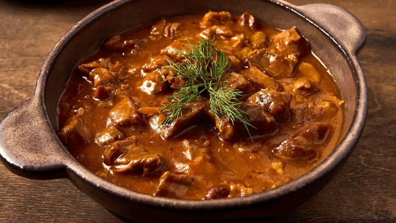 Lokantaların en gözde sulu yemeği: Lokum gibi Tas Kebabı tarifi...