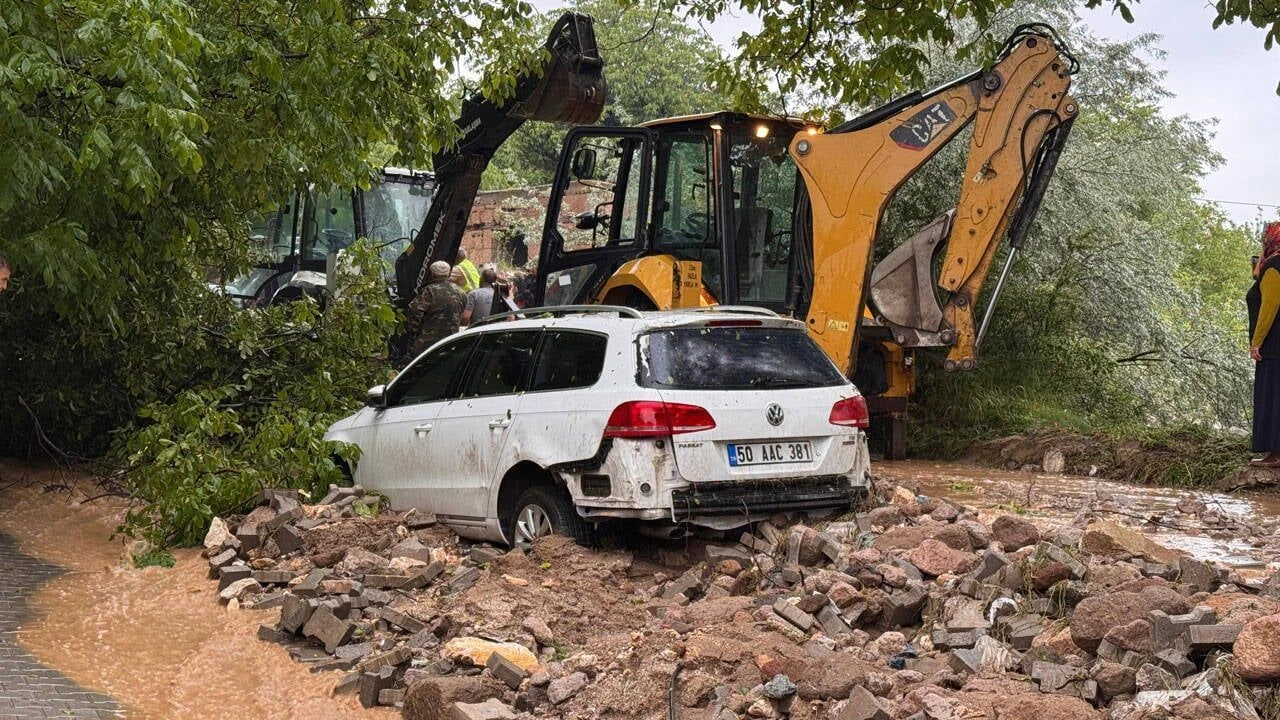 Niğde'de sağanak ve dolu etkili oldu: 3 araç sele kapıldı