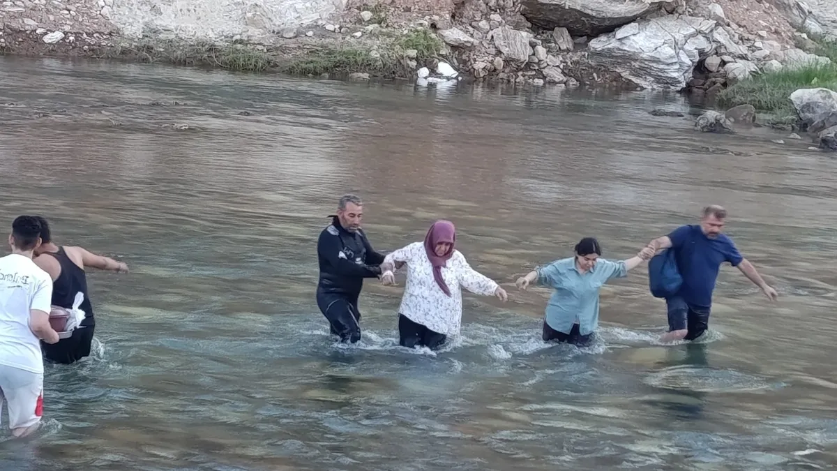 Siirt'te piknik yaparken su yükseldi! Mahsur kalan 8 kişi kurtarıldı