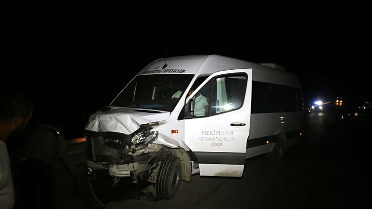 Minibüs ile otomobilin kafa kafaya çarpıştığı kazada bilanço ağır: 1 ölü, 1 yaralı!