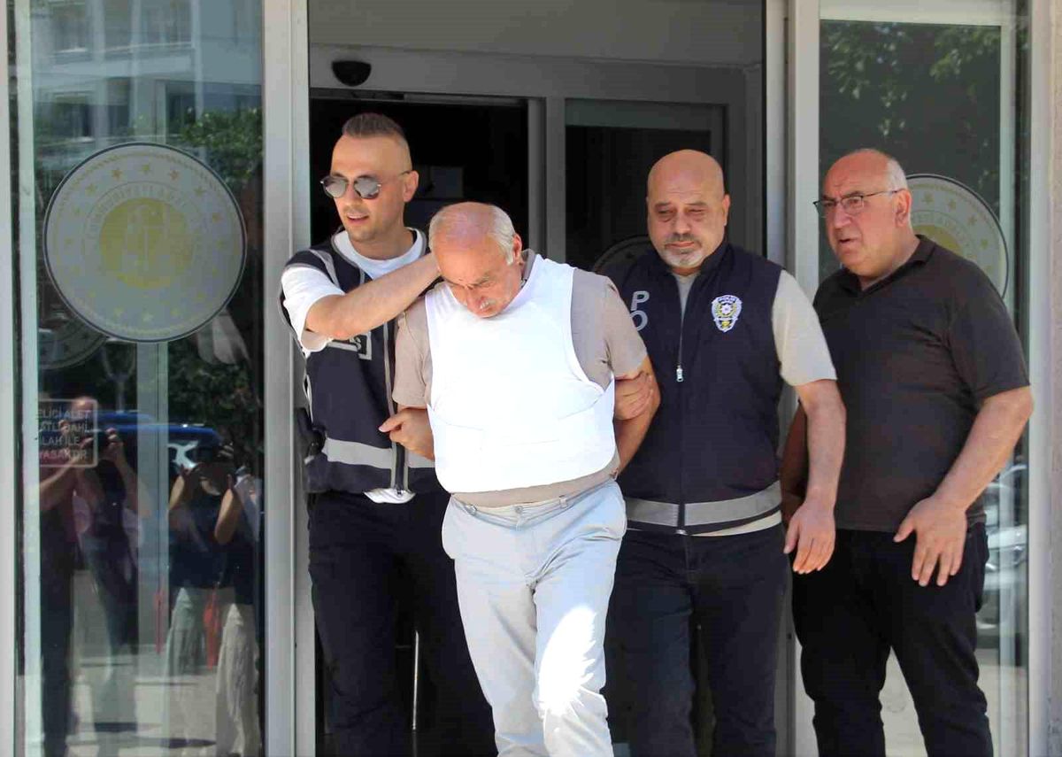 Kardeş katliamında zanlı tutuklandı: Çelik yelekle cezaevine götürüldü