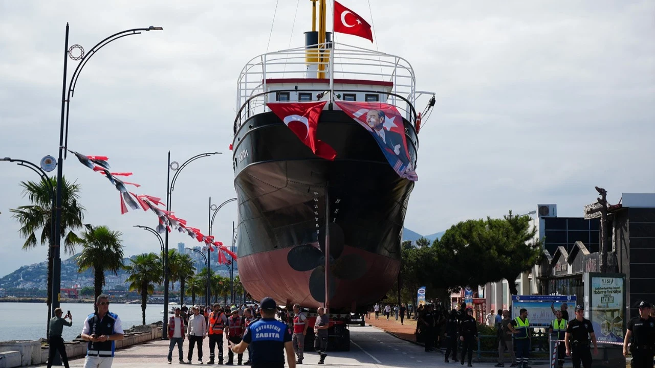 Milli Mücadele'nin sembolü Bandırma Vapuru karadan yürütüldü! Yeni yerine mehter marşıyla taşındı: Duygulandıran anlar kamerada